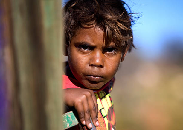 детей из числа коренных народов - австралийские аборигены стоковые фото и изображения