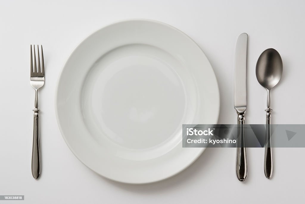 Isolé vue de plaque avec des couverts sur fond blanc - Photo de Assiette libre de droits