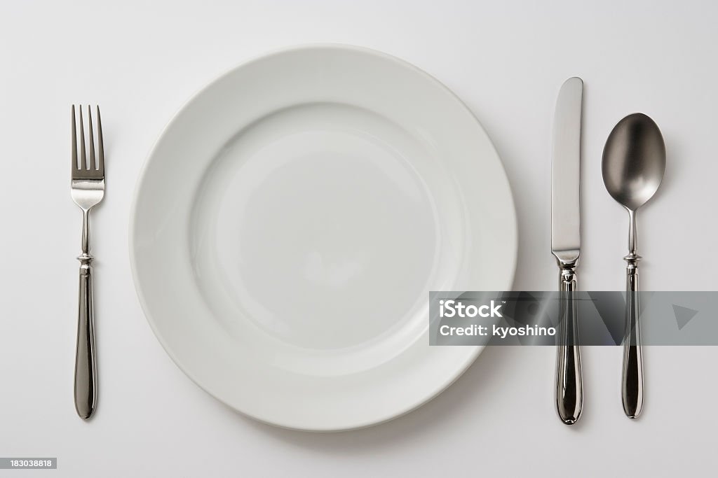 Isolated shot of тарелки с Столовые приборы на белом фоне - Стоковые фото Тарелки роялти-фри