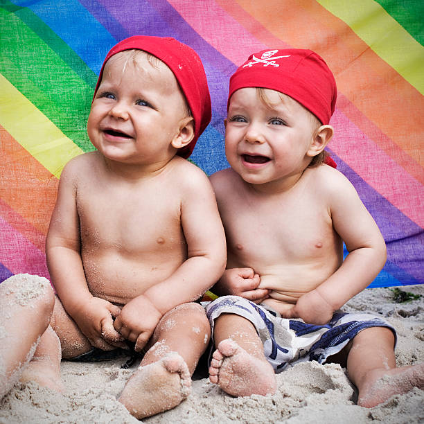 due piccoli beach pirates - baby pirate costume toddler foto e immagini stock