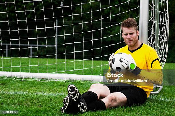 Retrato De Guardaredes Relaxado Sentado Contra Trave A Segurar A Bola - Fotografias de stock e mais imagens de Barba