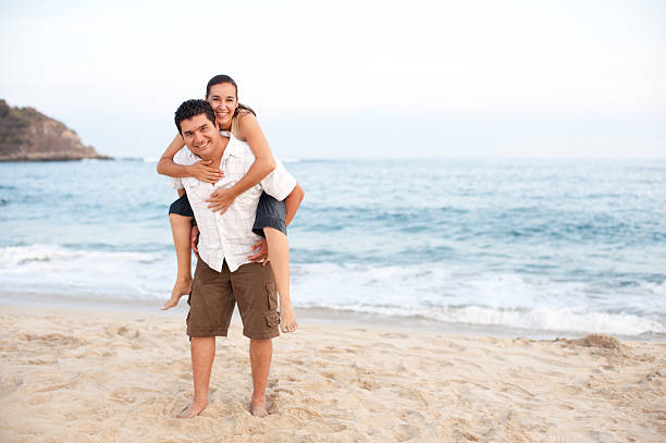 żartobliwy mąż i żona - beach couple satisfaction playing zdjęcia i obrazy z banku zdjęć