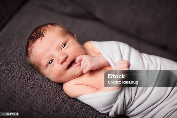 Новорожденный Ребенок Завёрнутый В Одеяло Палец Во Рту — стоковые фотографии и другие картинки Новорождённый