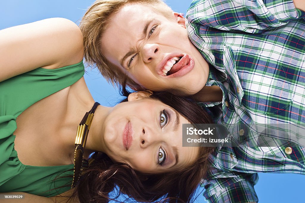 Dois adolescentes contra o céu azul - Foto de stock de Adolescente royalty-free