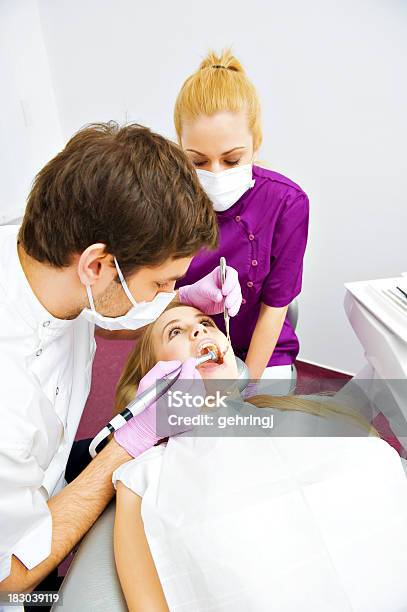 Visita En La Cirugía De Dentista Foto de stock y más banco de imágenes de Adulto - Adulto, Asistencia sanitaria y medicina, Atención primaria