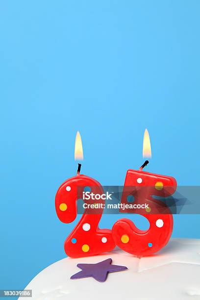 25 º Aniversário Velas - Fotografias de stock e mais imagens de Aniversário - Aniversário, Aniversário especial, Azul