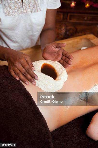 Aiurveda Massagem - Fotografias de stock e mais imagens de Shirodhara - Shirodhara, Adulto, Aiurveda