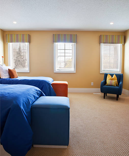 schlafzimmer mit - blinds showcase interior home decorating window stock-fotos und bilder