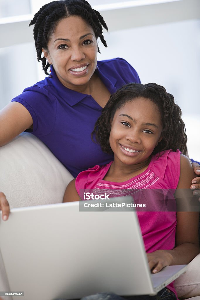 Origem Africana mãe e filha com computador portátil - Royalty-free 12-13 Anos Foto de stock