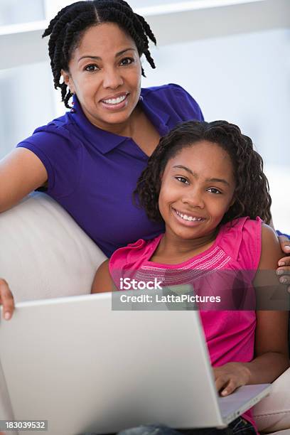 Origem Africana Mãe E Filha Com Computador Portátil - Fotografias de stock e mais imagens de 12-13 Anos