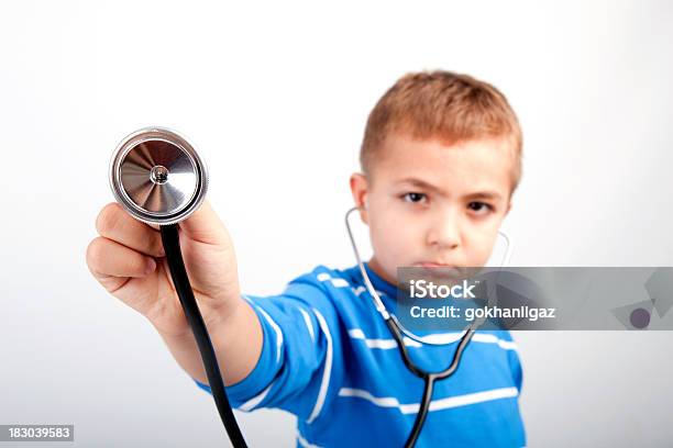 Kleine Junge Arzt Stockfoto und mehr Bilder von Arzt- und Krankenschwesterkostümierung - Arzt- und Krankenschwesterkostümierung, Kind, Krankenpflegepersonal