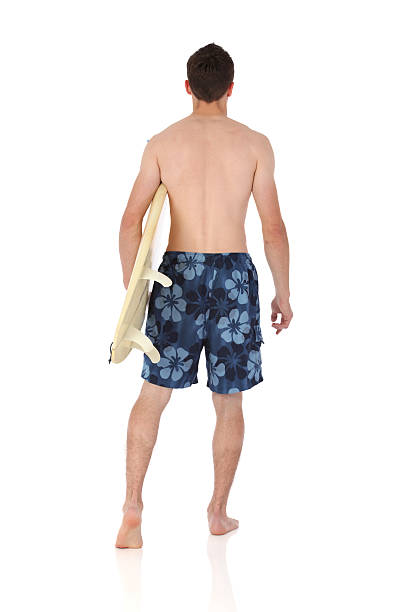 vista traseira de um homem com prancha de surf - skeg imagens e fotografias de stock