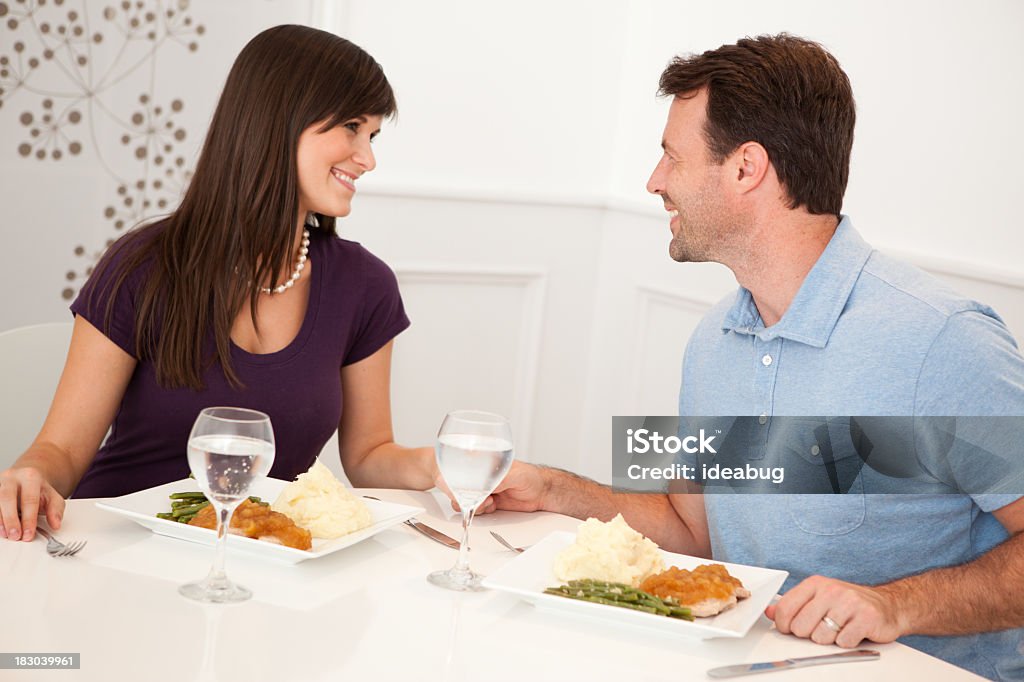 Casal jovem feliz na Mesa de Jantar prontos a comer - Royalty-free 20-29 Anos Foto de stock