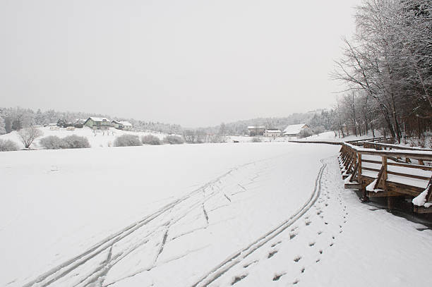 Lake mit Schnee bedeckt – Foto