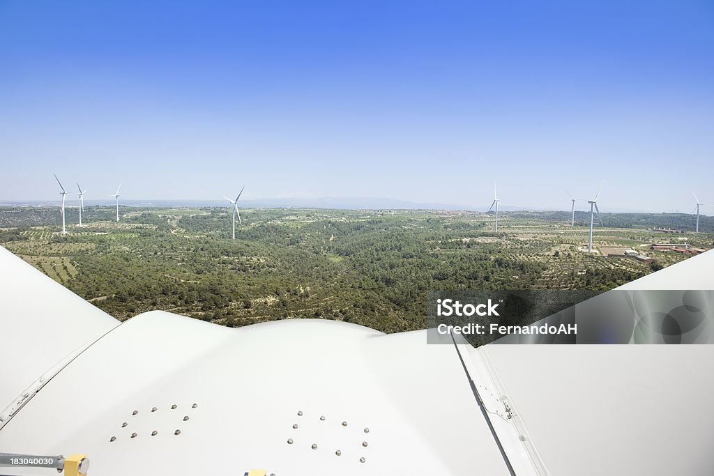 En la cima de una turbina eólica - Foto de stock de Arriba de libre de derechos
