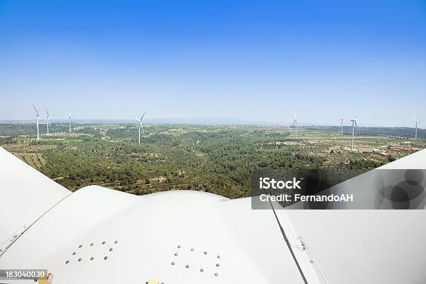 En La Cima De Una Turbina Eólica Foto de stock y más banco de imágenes de Arriba de - Arriba de, Por encima de, Aerogenerador