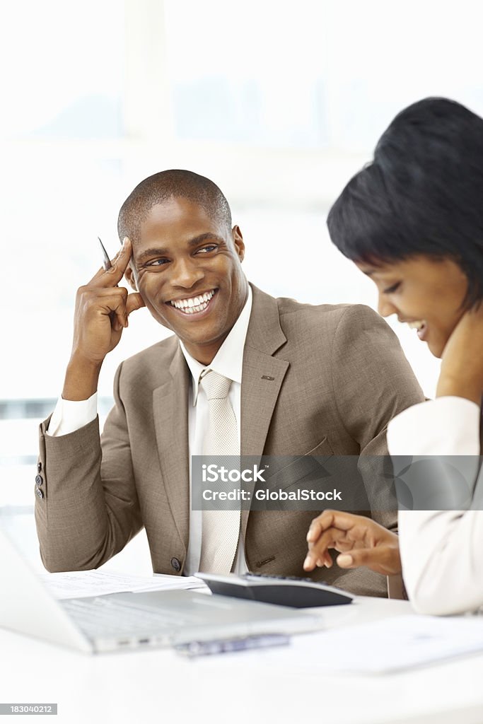 Felici Uomo d'affari, lavorando con una donna in ufficio - Foto stock royalty-free di Scambio d'idee