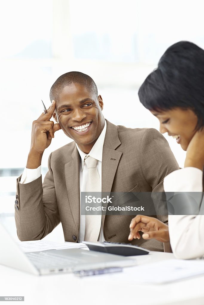 Feliz homem de negócios, trabalhando com uma mulher no escritório - Foto de stock de Discussão royalty-free