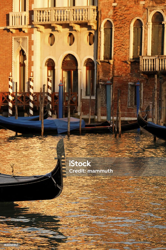 Gôndola em Veneza na manhã lâmpadas de aquecimento - Royalty-free Canal - Água Corrente Foto de stock