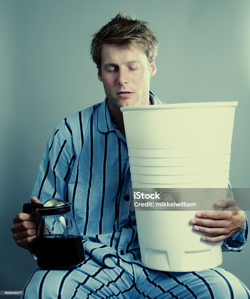 Müder Mann im Schlafanzug Süße Träume über Kaffee - Lizenzfrei Aufwachen Stock-Foto