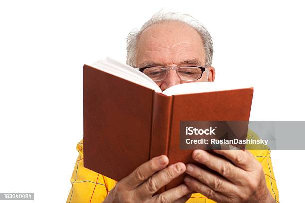 Anreise Wissen Von Der Buchung Stockfoto und mehr Bilder von Menschliches Gesicht - Menschliches Gesicht, Alter Erwachsener, Buch