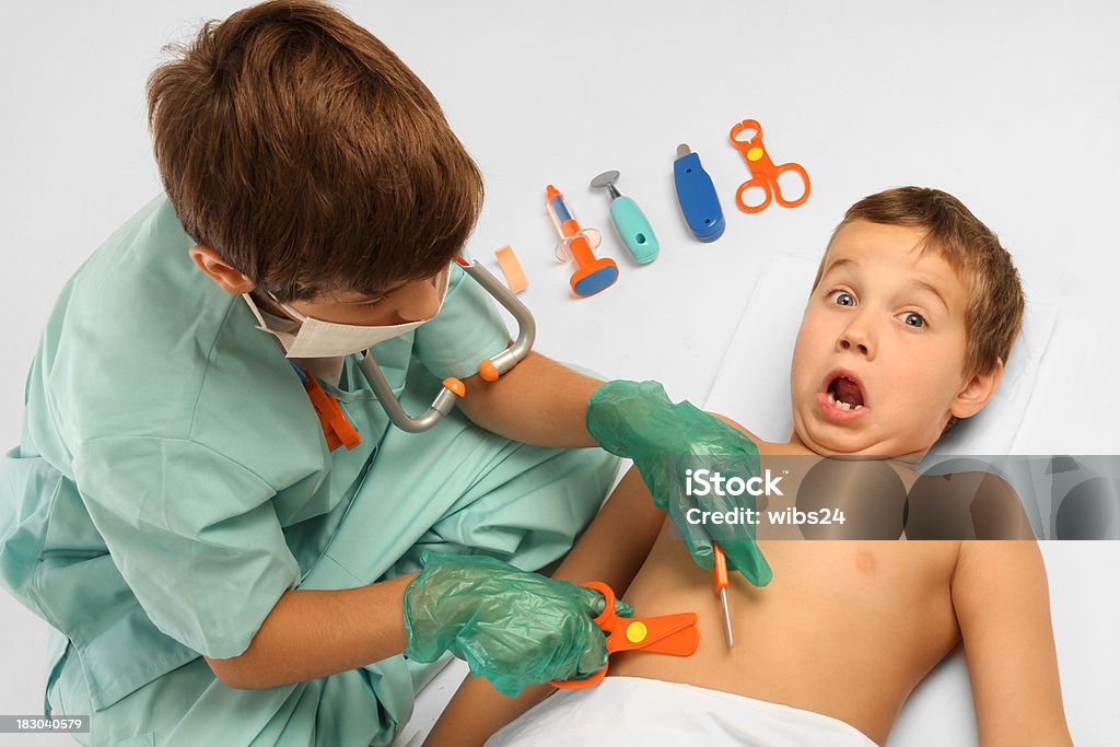 Jovens crianças brincando com o seu médico. - Royalty-free Criança Foto de stock