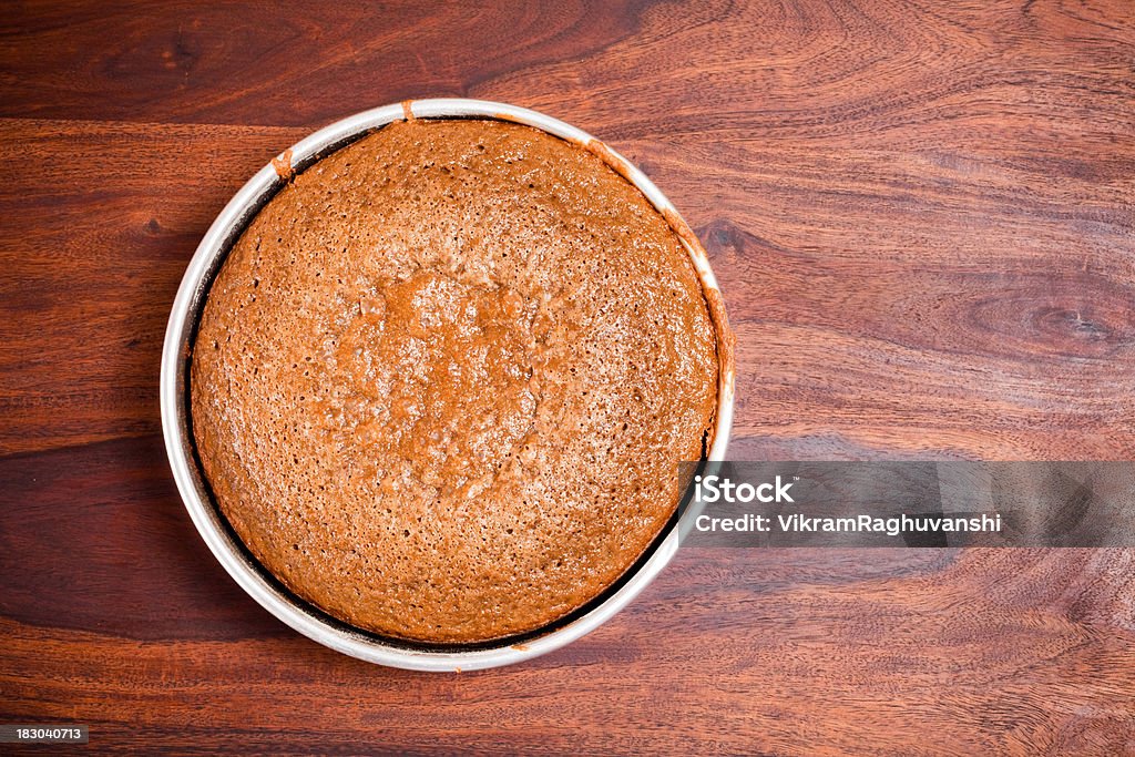 De Chocolate pastel casero colocar en la mesa de madera - Foto de stock de Esponja de mar libre de derechos