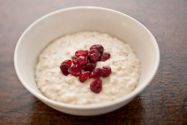 ボウルのポリッジ - oatmeal porridge dried fruit bowl ストックフォトと画像