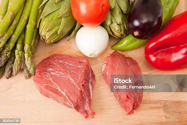 野菜とサーロインステーキで最先端のテーブル - まな板のストックフォトや画像を多数ご用意 - まな板, アスパラガス, アーティチョーク