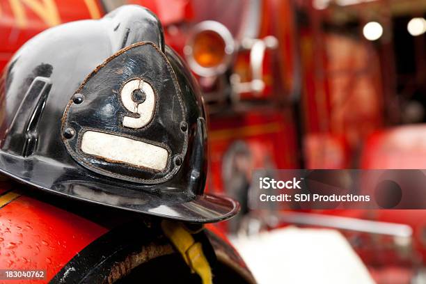 Afroamerykańskiej Kask Odpoczywać Na Firetruck - zdjęcia stockowe i więcej obrazów Hełm strażacki - Hełm strażacki, Samochód straży pożarnej, Zbliżenie
