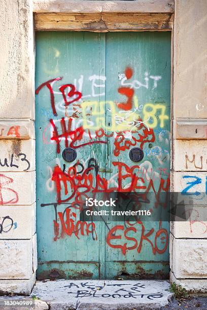 Graffititür Stockfoto und mehr Bilder von Architektonisches Detail - Architektonisches Detail, Außenaufnahme von Gebäuden, Balkan