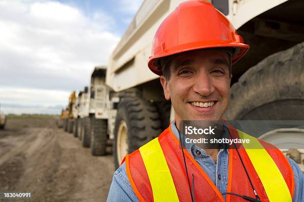 Reihe Von Dump Truck Stockfoto und mehr Bilder von Kipplaster - Kipplaster, Berufsfahrer, Lastwagenfahrer