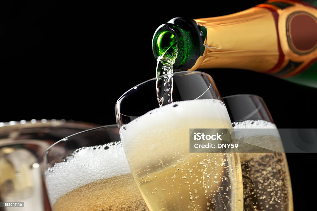 champagne ser vertido para copos de Champanhe - Royalty-free Champanhe Foto de stock