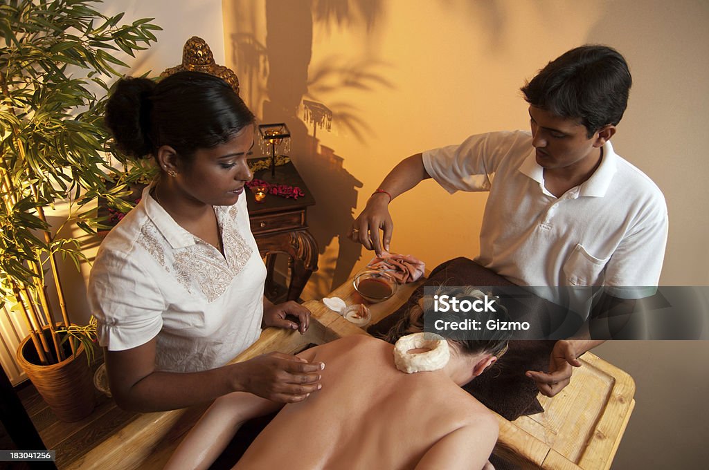 Massaggio Ayurveda - Foto stock royalty-free di Adulto