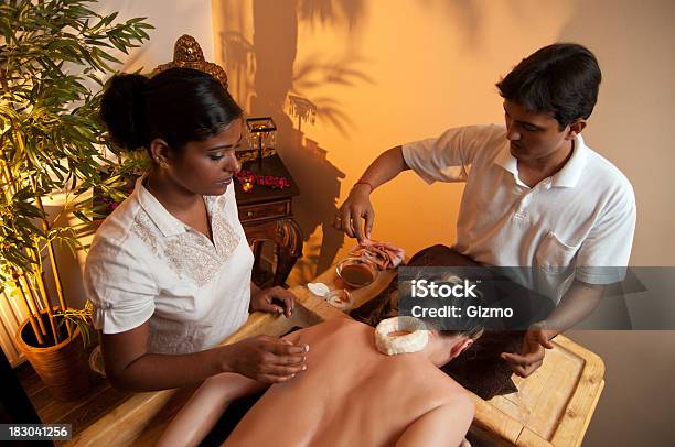 Massaggio Ayurveda - Fotografie stock e altre immagini di Adulto - Adulto, Ayurveda, Bellezza