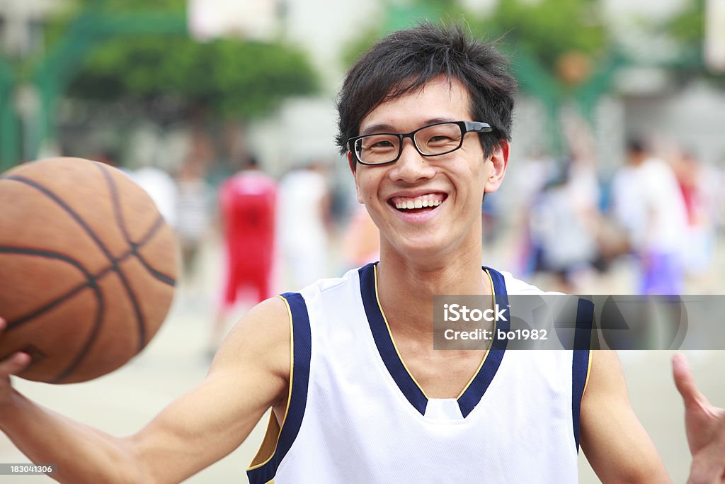 Jugando al básquetbol - Foto de stock de Baloncesto libre de derechos