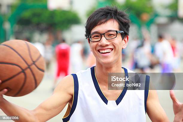 Jugando Al Básquetbol Foto de stock y más banco de imágenes de Baloncesto - Baloncesto, Estudiante de universidad, Jugar