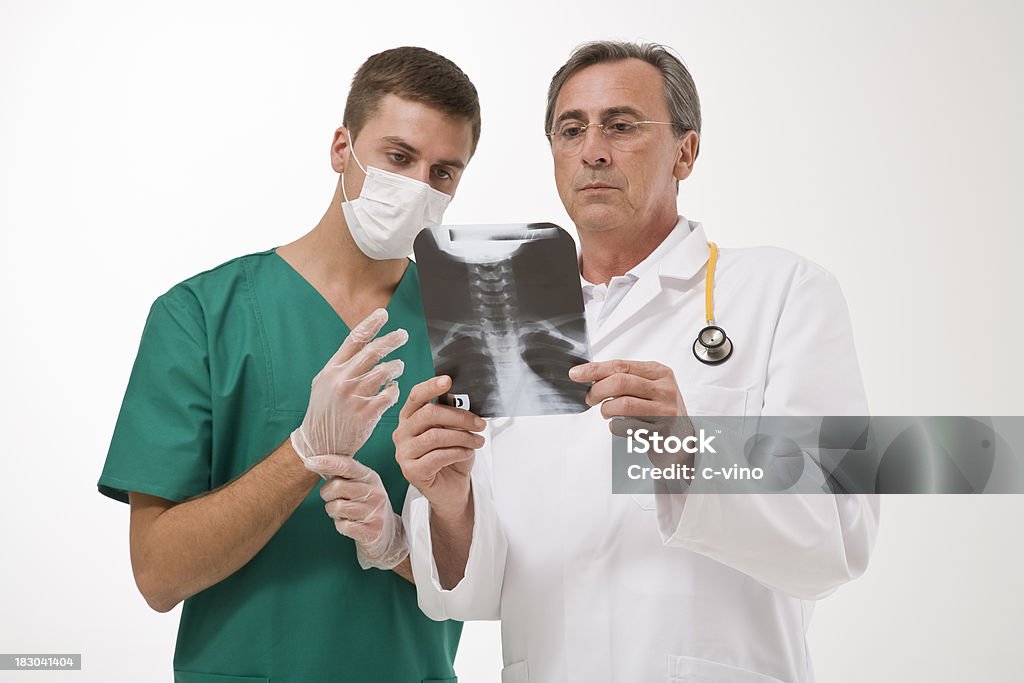 Zwei Chirurg Sprechen Sie über eine radiography - Lizenzfrei Arzt Stock-Foto