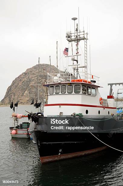 Barco De Pesca Morro Bay California Foto de stock y más banco de imágenes de Acero - Acero, Aire libre, Amarrado