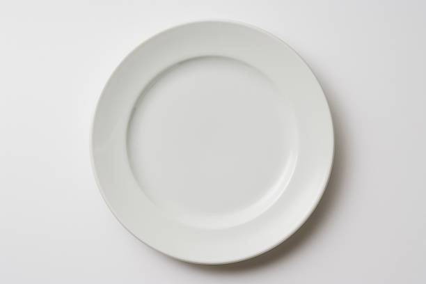 foto do prato branco isolado no fundo branco - plate ceramics pottery isolated - fotografias e filmes do acervo