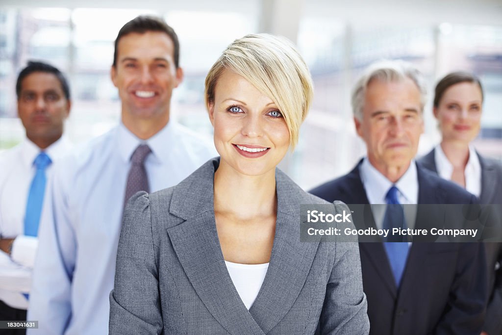 Zbliżenie z piękną biznes kobieta uśmiechając się z kolegami - Zbiór zdjęć royalty-free (Dojrzałe kobiety)