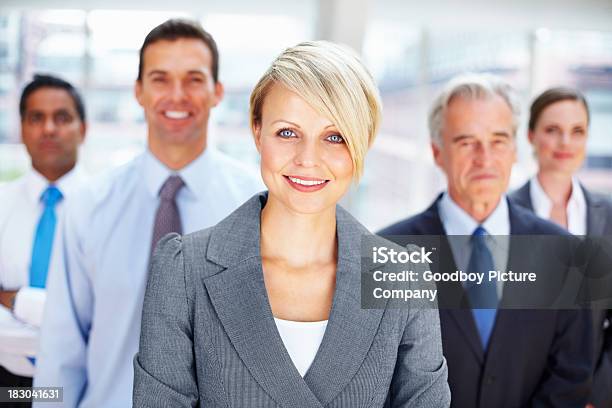 Zbliżenie Z Piękną Biznes Kobieta Uśmiechając Się Z Kolegami - zdjęcia stockowe i więcej obrazów Dojrzałe kobiety