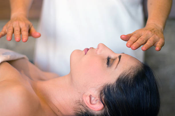 mãos de cicatrização - reiki alternative therapy massaging women imagens e fotografias de stock