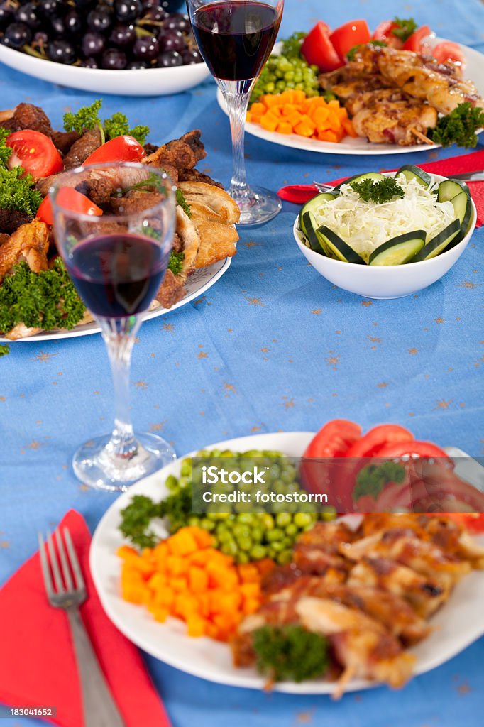 Feriado mesa de jantar com comida e vinho de ler - Foto de stock de Acompanhamento royalty-free