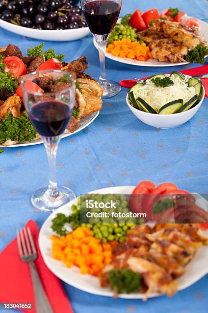 Foto de Feriado Mesa De Jantar Com Comida E Vinho De Ler e mais fotos de stock de Acompanhamento - Acompanhamento, Almoço, Bebida