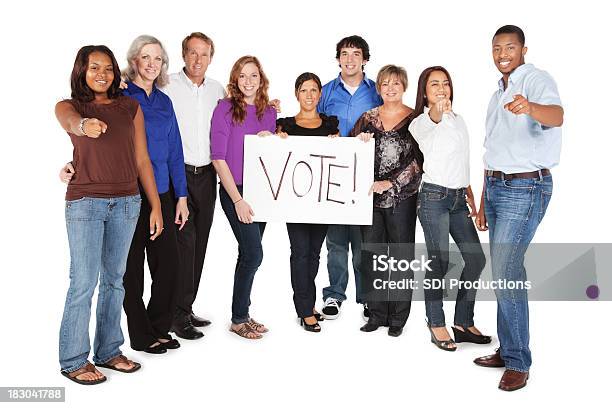 Foto de Feliz Grupo Diversificado De Pessoas Segurando Placa De Votação e mais fotos de stock de Grupo Multiétnico