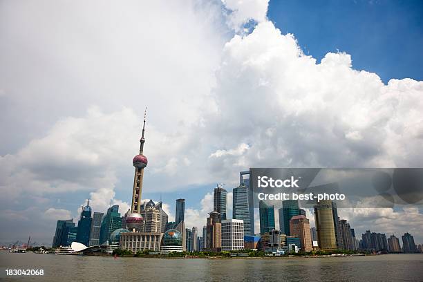 Skyline Di Shanghai - Fotografie stock e altre immagini di Acqua - Acqua, Affari, Ambientazione esterna