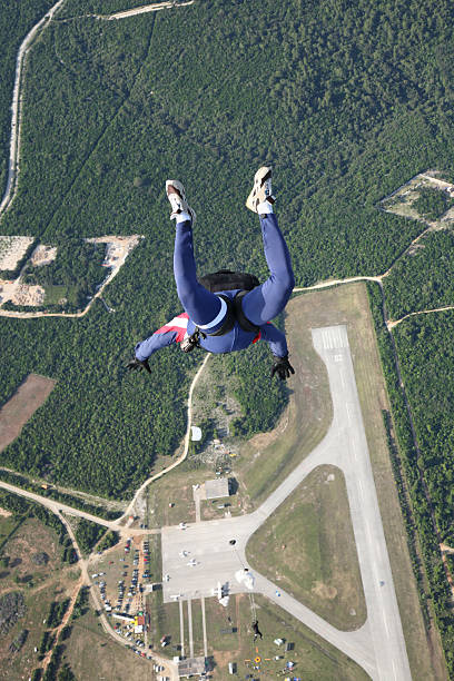 parachutiste en action - skydiving air aerial view vertical photos et images de collection