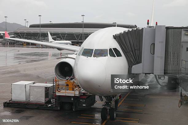 Avión Foto de stock y más banco de imágenes de Aeropuerto - Aeropuerto, Aire libre, Ala de avión