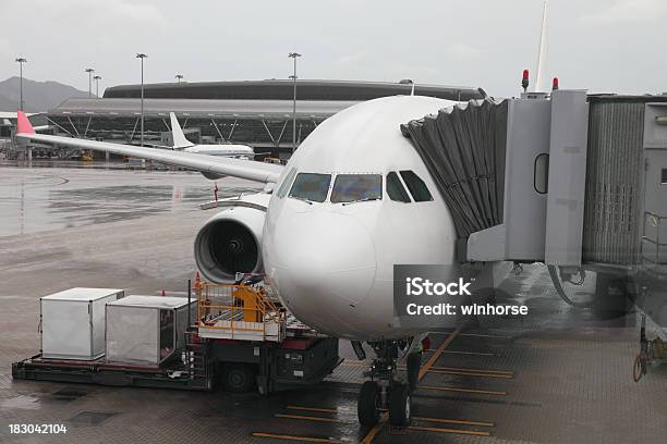 Foto de Avião e mais fotos de stock de Aeroporto - Aeroporto, Armazém de distribuição, Asa de aeronave